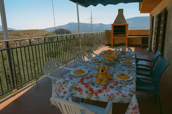 Terraza con Vistas Terraza exterior con barbacoa de obra y mesa para comer al aire libre en casa rural Lanjarón
